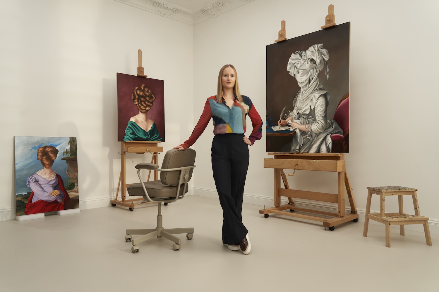 Portrait of Ewa Juszkiewicz with Louis Vuitton Artycapucines 2023