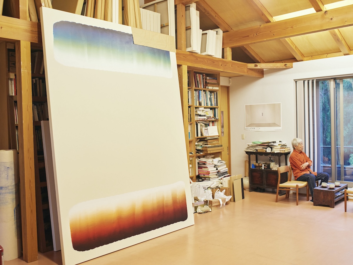 Lee Ufan in his studio