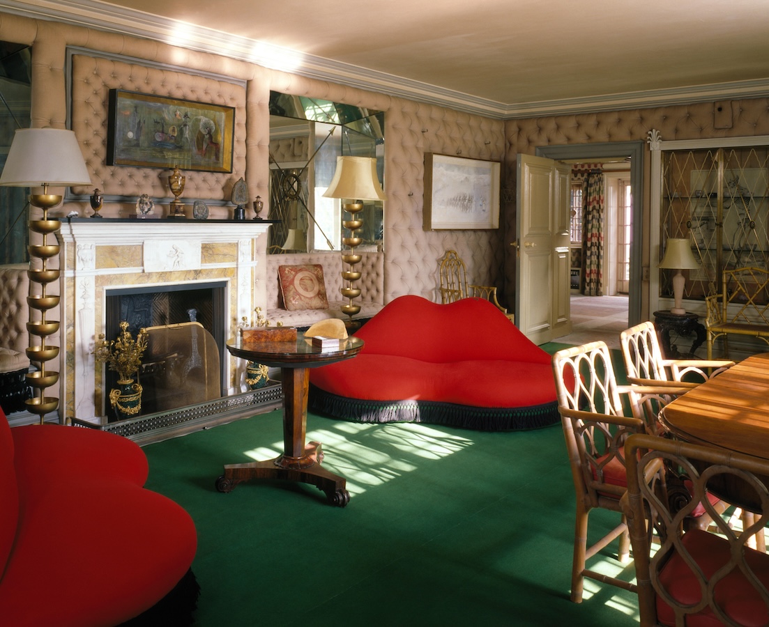 The drawing room at Monkton House, featuring a pair of “Lips” sofas (1938–39) and “Champagne standard lamps” (1938) designed by Salvador Dalí and Edward James (photo: 2006)