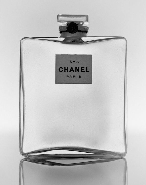 N° 5 perfume bottle, 1921, glass, black cotton cord, black wax seal, printed paper. Patrimoine de CHANEL, Paris. © Julien T. Hamon.