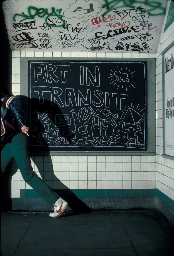 Tseng Kwong Chi, Keith Haring, drawing in the subway, New York, 1984